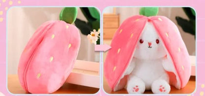 Lapin aux fraises transformé en peluche de poupée de fruits de petit lapin